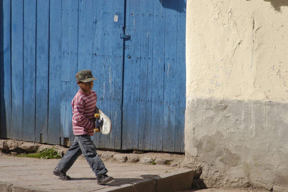 Child with a skateboard in Cuzco