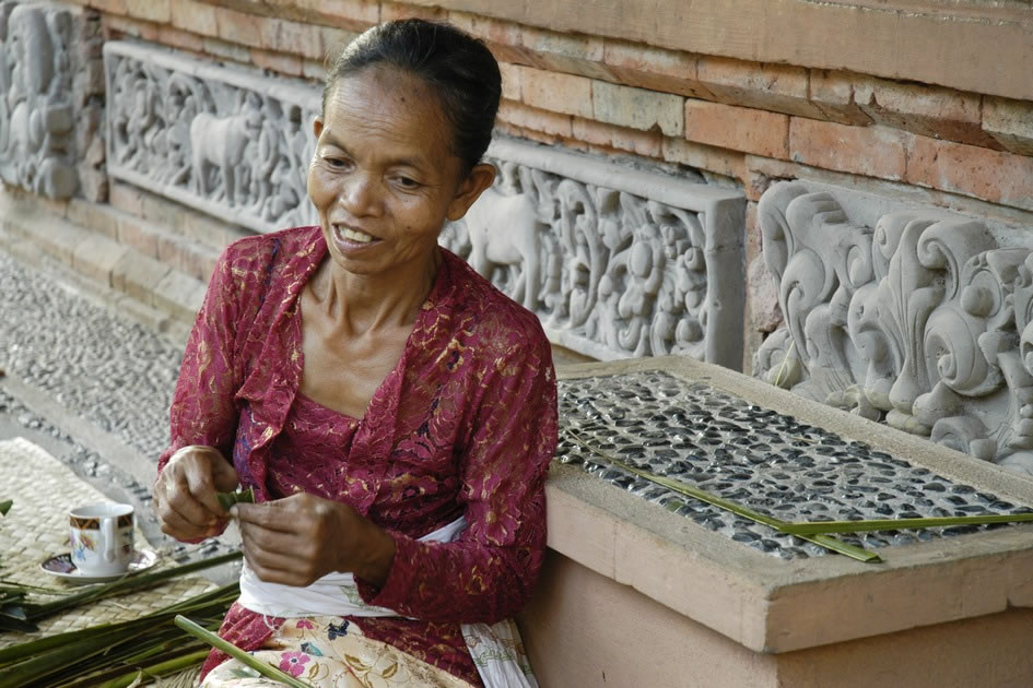 Making Offerings, Taman Puri, Bali